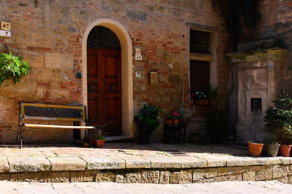 Casa Vacanze E Brevi Periodi Alla Porta Etrusca La Panchina Al Sole 볼테라 외부 사진