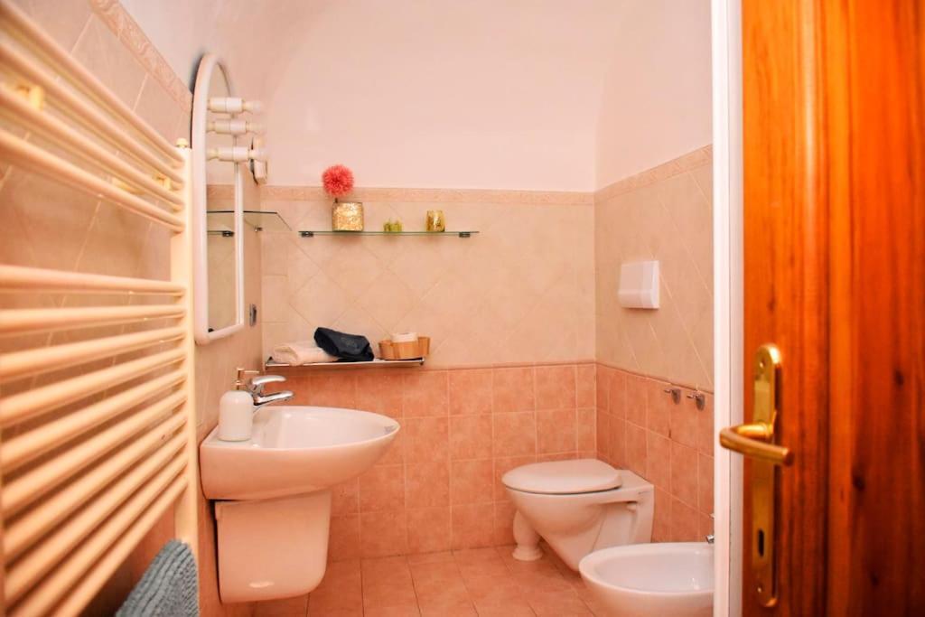 Casa Vacanze E Brevi Periodi Alla Porta Etrusca La Panchina Al Sole 볼테라 외부 사진