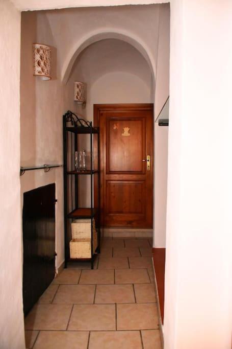 Casa Vacanze E Brevi Periodi Alla Porta Etrusca La Panchina Al Sole 볼테라 외부 사진